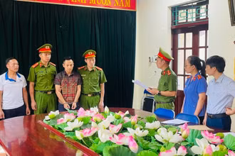 Cơ quan điều tra thực thi quyết định khởi tố và lệnh bắt tạm giam đối với bị can Đạt. (Ảnh: Công an Lai Châu)