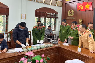 Cơ quan điều tra kiểm tra tang vật vụ án. (Ảnh: Công an Lai Châu)