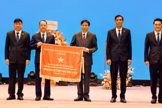 Lãnh đạo tỉnh Lai Châu trao Cờ thi đua của Chính phủ cho tập thể lãnh đạo Công ty Điện lực Lai Châu.