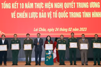 Tỉnh Lai Châu tặng Bằng khen cho các cá nhân có thành tích xuất sắc trong 10 năm thực hiện Nghị quyết Trung ương 8 khóa XI .