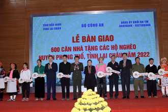 Lãnh đạo Bộ Công an, tỉnh Lai Châu và các nhà tài trợ trao tượng trưng chìa khóa cho các hộ nghèo.