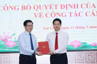 Phó Trưởng Ban Thường trực Ban Tổ chức Trung ương Mai Văn Chính trao quyết định của Bộ Chính trị cho đồng chí Vũ Mạnh Hà.