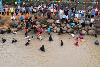 Từ bao đời nay, cuộc sống của người Thái luôn gắn liền với những con sông, con suối. (Trong ảnh: Bà con thi bắt cá suối.)