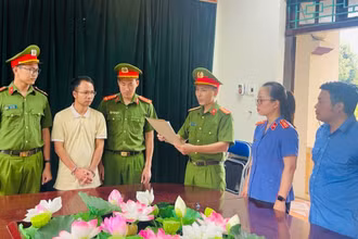 Cơ quan điều tra thực hiện lệnh khởi tố và bắt tạm giam đối với bị can Duẩn. (Ảnh: Công an Lai Châu)