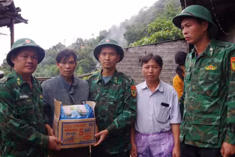 Lực lượng Biên phòng và chính quyền địa phương thăm hỏi gia đình nạn nhân vụ sạt lở đất ở xã Sì Lở Lầu.