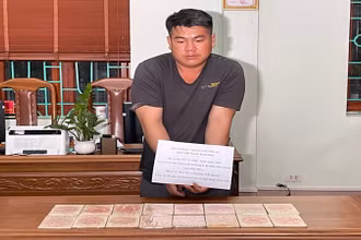 Đối tượng Cứ A Anh và tang vật vụ án.