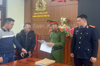 Cơ quan chức năng tiến hành các thủ tục sau khi bắt giữ đối tượng. (Ảnh: Công an Lai Châu)