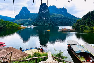 Vịnh Pá Khôm, xã Pha Mu, huyện Than Uyên được ví như vịnh Hạ Long giữa đại ngàn.
