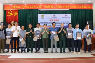 Tặng quà cho đại diện các hộ dân khu vực biên giới xã Huổi Luông huyện Phong Thổ.