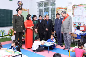 Bộ trưởng, Đại tướng Tô Lâm thăm không gian học tập của học sinh Trường Phổ thông dân tộc bán trú Tiểu học Pa Tần.