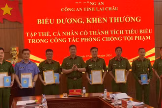 Trao thư khen và phần thưởng cho các cá nhân, tập thể có thành tích trong vụ án trên.