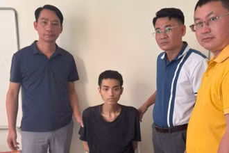 Đối tượng Việt (áo đen ngồi giữa) tại cơ quan Công an.