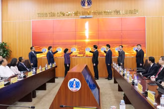 Lãnh đạo Bộ Thông tin và Truyền thông; lãnh đạo tỉnh Lai Châu ấn nút khởi động Trung tâm giám sát, an ninh mạng và Điều hành thông minh.