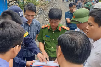 Lãnh đạo tỉnh Lai Châu và lực lượng cứu hộ bàn phương án cứu nạn các nạn nhân.
