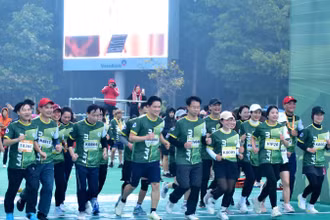 Lãnh đạo tỉnh Lai Châu, đông đảo cán bộ, công nhân viên chức, và nhân dân tham gia chạy đồng hành.