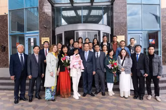 Đoàn Đại sứ quán Việt Nam tại Nga chụp ảnh lưu niệm cùng các tiểu thương Việt tại chợ Chốp (Moskva, Nga). (Ảnh: THANH THỂ)
