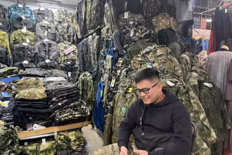 Thành bán hàng ở chợ. Ảnh: THANH THỂ