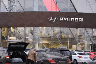 Logo của hãng Hyundai tại một đại lý ô tô ở thủ đô Moskva của Nga. Ảnh: RIA Novosti
