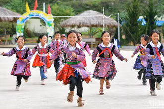 [Ảnh] Hồn nhiên những nụ cười ở Lóng Luông