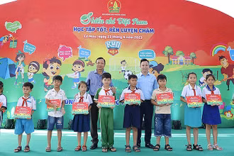Đại diện ban tổ chức Ngày hội trao học bổng tặng học sinh Cà Mau vượt khó học tốt.