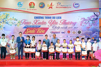 Nguyên Phó Thủ tướng Thường trực Trương Hòa Bình (bên phải, hàng thứ hai) và Chủ tịch Hội Doanh nhân trẻ Việt Nam Đặng Hồng Anh (thứ 4 từ trái sang) trao quà tặng các em nhỏ có hoàn cảnh khó khăn.