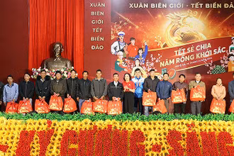 Đồng chí Bùi Quang Huy (thứ 7 từ phải sang) cùng đại diện các đơn vị liên quan trao quà Tết tặng các hộ gia đình có hoàn cảnh khó khăn.