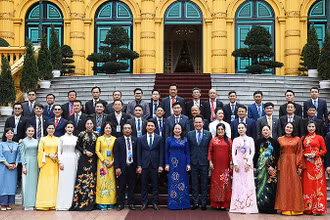 Quyền Chủ tịch nước Võ Thị Ánh Xuân (thứ 8 từ phải sang) cùng Đoàn đại biểu Hội Doanh nhân trẻ Việt Nam tại buổi gặp mặt. 