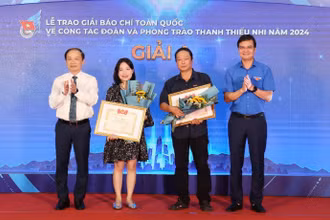 Các đồng chí Phạm Tất Thắng, Bùi Quang Huy (lần lượt ngoài cùng bên trái và phải) trao giải A tặng các đại diện nhóm tác giả Báo Nhân Dân. 