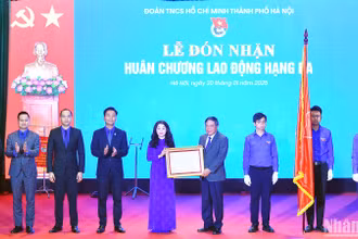 Phó Bí thư Thường trực Thành ủy Hà Nội Nguyễn Văn Phong (thứ 4 từ phải sang) trao Huân chương Lao động hạng Ba tặng các đồng chí đại diện Thành đoàn Hà Nội.