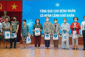 Đại diện Trung ương Hội Thầy thuốc trẻ Việt Nam và Bệnh viện Thống Nhất trao quà tặng những người bệnh có hoàn cảnh khó khăn tại chương trình.