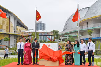 Đại diện lãnh đạo Trung ương Đoàn, thành phố Hà Nội và các đơn vị liên quan thực hiện nghi lễ gắn biển công trình Cung Thiếu nhi Hà Nội.