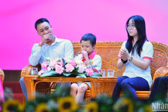 Lê Hà Minh Anh (ngồi giữa) và bố của em tại Liên hoan.