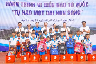 Đại diện đoàn công tác trao quà, đồ dùng học tập tặng thiếu nhi trên đảo trong khuôn khổ Hành trình.