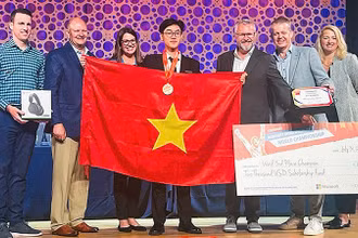 Nguyễn Minh Dương tự hào với lá quốc kỳ trong khoảnh khắc nhận Huy chương Đồng MOSWC 2024.