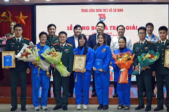 Đại diện Ban tổ chức và các thí sinh giành giải cao của Cuộc thi.