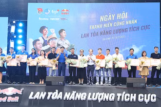 Đại diện các ban, bộ, ngành trao quà tặng thanh niên công nhân tại lễ khai mạc Ngày hội.