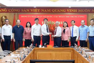 Đồng chí Đỗ Văn Chiến (thứ 5 từ phải sang) và đại diện các ban, ngành, đoàn thể tặng hoa chúc mừng Phó Bí thư chuyên trách Đảng ủy Mặt trận Tổ quốc, các đoàn thể Trung ương Ngô Văn Cương.