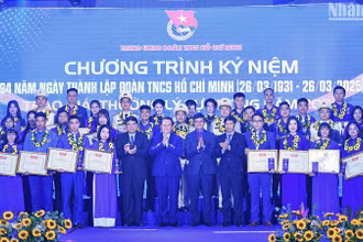 Đồng chí Nguyễn Trọng Nghĩa (thứ 7 từ trái sang) cùng đại diện các bộ, ban, ngành, đoàn thể trao Giải thưởng Lý Tự Trọng năm 2025 tặng các cá nhân tiêu biểu.