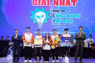 Bí thư Trung ương Đoàn, Chủ tịch Hội Sinh viên Việt Nam Nguyễn Minh Triết (ngoài cùng bên trái) trao giải nhất tặng các thí sinh Trường Đại học Kỹ thuật công nghiệp Thái Nguyên (Đại học Thái Nguyên).
