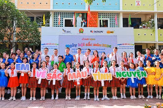Đại diện Hội đồng Đội Trung ương và các đơn vị liên quan cùng thiếu nhi địa phương tại Lễ phát động "Ngày hội sắc màu" năm 2024.