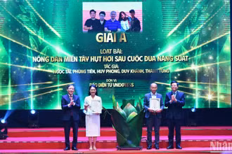 Các đồng chí Mai Văn Chính, Lương Quốc Đoàn (lần lượt ngoài cùng bên phải và trái) trao giải A tặng các tác giả xuất sắc.