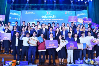 Đại diện Thành đoàn, Hội Sinh viên Thành phố Hà Nội và các đơn vị liên quan cùng các thí sinh giành giải tại vòng chung kết Cuộc thi.