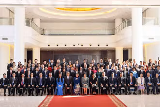 Các đại biểu dự Chương trình giao lưu hữu nghị chụp ảnh lưu niệm tại buổi lễ. (Ảnh: Ủy ban Trung ương Mặt trận Tổ quốc Việt Nam cung cấp)