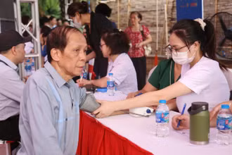 Đông đảo người dân, đặc biệt là người cao tuổi đến với lễ tổng kết Hành trình. 