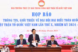 Phó Chủ tịch Ủy ban Trung ương Mặt trận Tổ quốc Việt Nam Nguyễn Hữu Dũng phát biểu ý kiến tại buổi họp báo.