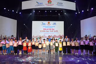 Đại diện Ban tổ chức trao các giải thưởng tặng thí sinh tham gia vòng bán kết Sân chơi tại Thành phố Hồ Chí Minh.