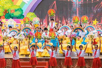 Chương trình diễn ra trong không khí sôi nổi với sự tham gia của nhiều thiếu niên, nhi đồng. 