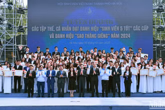 Đại diện Trung ương Đoàn, Trung ương Hội Sinh viên Việt Nam, Thành đoàn, Hội Sinh viên Thành phố Hà Nội và các đơn vị liên quan tuyên dương những cá nhân, tập thể "Sinh viên 5 tốt" tại Chương trình.