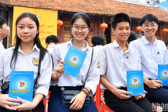 Niềm hân hoan của những đoàn viên được kết nạp trong khuôn khổ chương trình "Ngày đoàn viên" năm 2025.