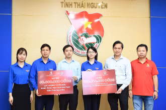 Đại diện Tỉnh đoàn Thái Nguyên tiếp nhận nguồn lực từ đoàn công tác.